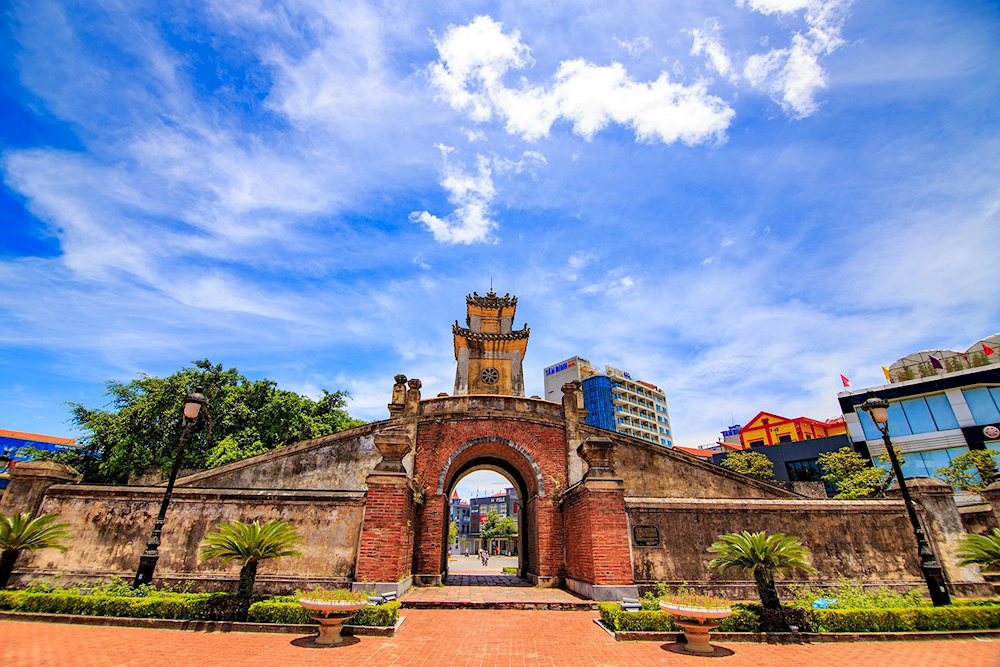 Bạn nên ghé thăm vào buổi sáng sớm hoặc chiều mát để tránh nắng gắt